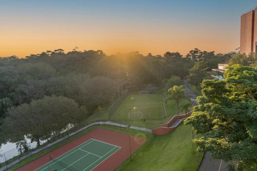 uma vista aérea de um campo de ténis com dois ténis em Almenat Embu Das Artes Sao Paulo, Tapestry Collection em Embu