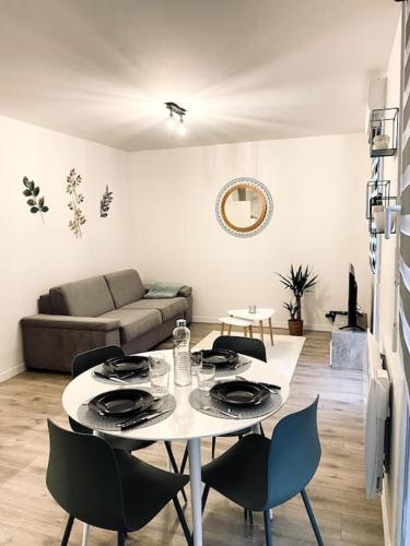 sala de estar con mesa con sillas y sofá en Hyper centre & parking privé - Le cocon T2 -Amiens, en Amiens