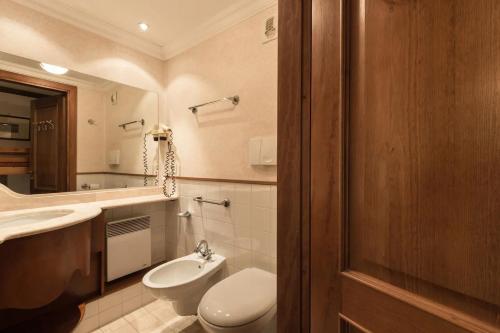 une salle de bain avec toilettes, lavabo et miroir dans l'établissement Bellevue Studio Les Houches, aux Houches
