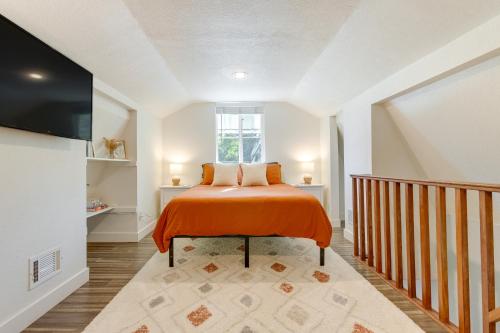 丹佛的住宿－Denver Vacation Rental about 3 Mi to Downtown!，一间卧室配有一张带橙色毯子的床