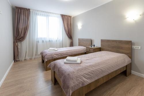 a hotel room with two beds and a window at Villa Class in Sînmartin