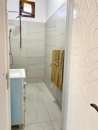 bagno con doccia e lavandino di CONFORT HOUSE a Lugoj