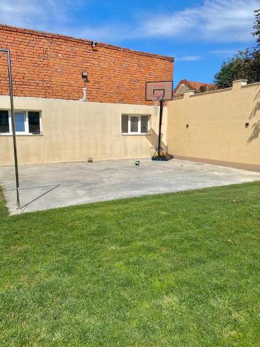 a basketball hoop in front of a building at CONFORT HOUSE in Lugoj