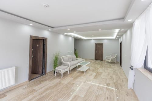 a living room with a couch and chairs and a table at Villa Class in Sînmartin
