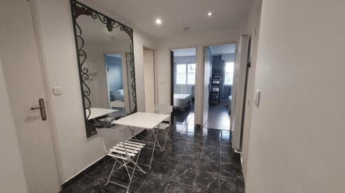 une pièce avec un miroir, une table et des chaises dans l'établissement New Centre ville 3P clim, à Antibes