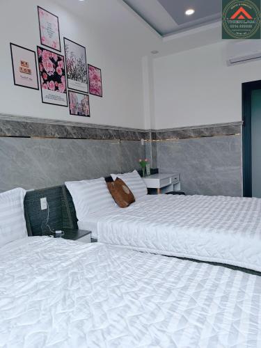 dos camas sentadas una al lado de la otra en un dormitorio en Thiên Lam Homestay, en Can Tho