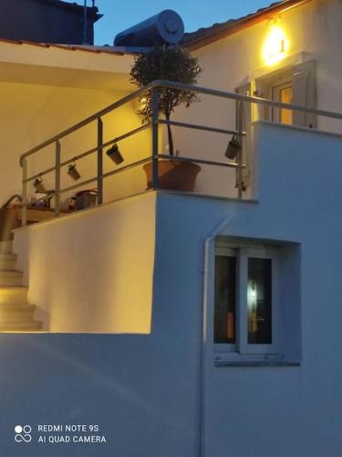 un edificio con escaleras y un balcón en él en Plane Tree House en Próti