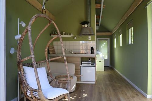 una habitación con una silla colgante en la cocina en 1 for 2, en Nederhorst den Berg