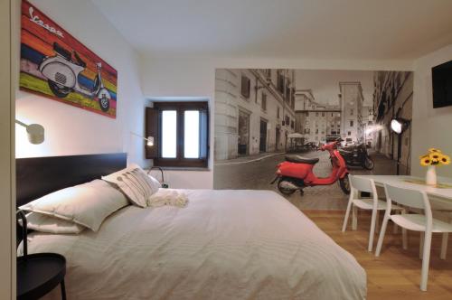 una camera con un letto bianco, un tavolo e una moto di Special 10 - Comfort and Style in the Heart of Historic Turin Center a Torino