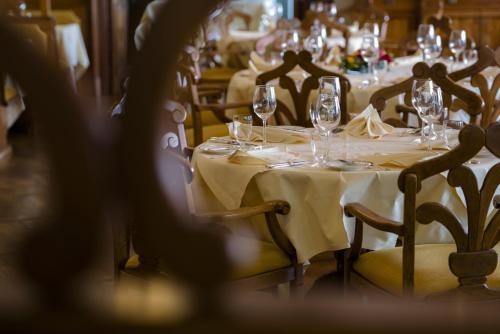 a set of tables with wine glasses on them at Insel-Hotel Heilbronn in Heilbronn