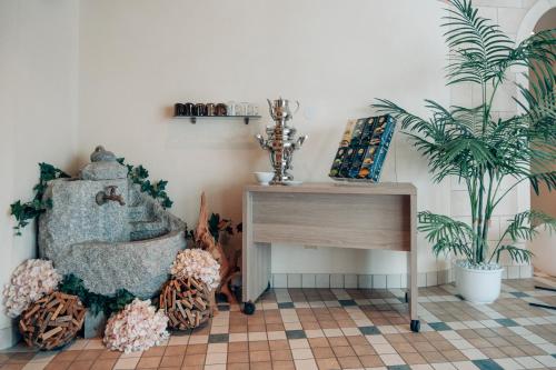 a room with a desk and a table and plants at Apparthotel Sonnwies in Selva dei Molini