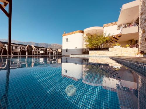 una piscina frente a un hotel en Villa Merkuri en Himare