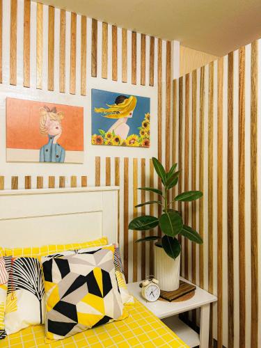 ein Schlafzimmer mit einem Bett und einer Topfpflanze in der Unterkunft Bulacan Staycation At Urban Deca Homes Marilao in Marilao