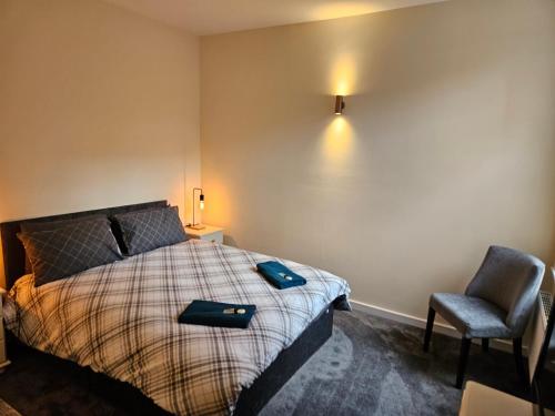 um quarto com uma cama e uma cadeira em Carlisle City Centre The Gavel em Carlisle