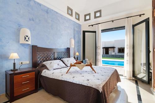 プラヤ・ブランカにあるVilla Paradiseのベッドルーム1室(ベッド1台付)が備わります。