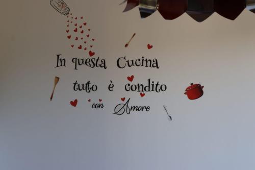 a wall with hearts on it with the words in cyssa cyssa at B&b Mamì in Potenza