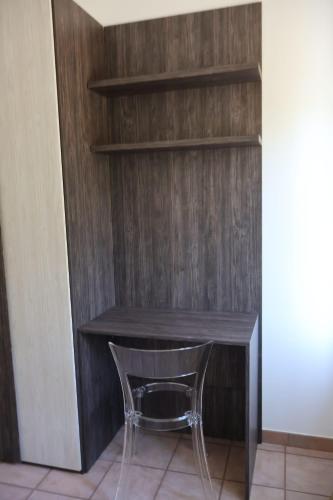 a desk with a chair in a room at B&b Mamì in Potenza