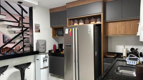 uma cozinha com um frigorífico de aço inoxidável em Casa Pero Oficial em Cabo Frio