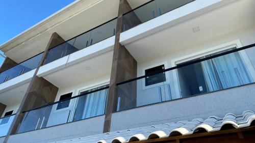 uma vista exterior de uma casa com janelas de vidro em Casa Pero Oficial em Cabo Frio