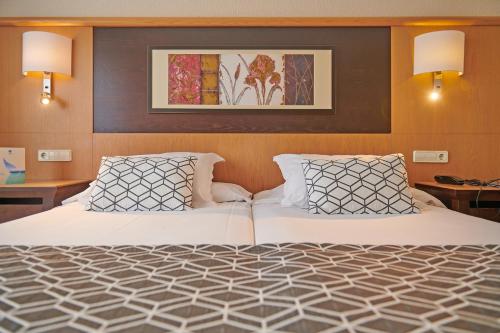Katil atau katil-katil dalam bilik di Grupotel Nilo & Spa