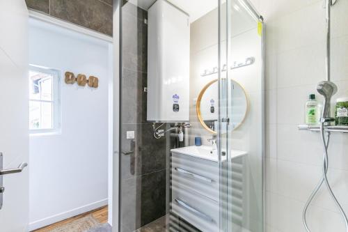 Ένα μπάνιο στο MBA Splendide Appart - Montreuil 4 - Proche Vincennes