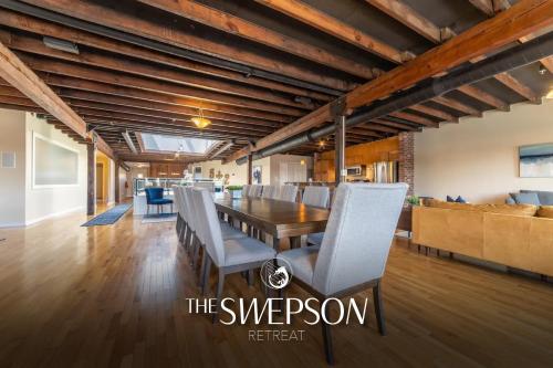 Un comedor con mesa y sillas en Sleep24 13Beds 8BR 6BA Swepson Retreat KING, en Louisville