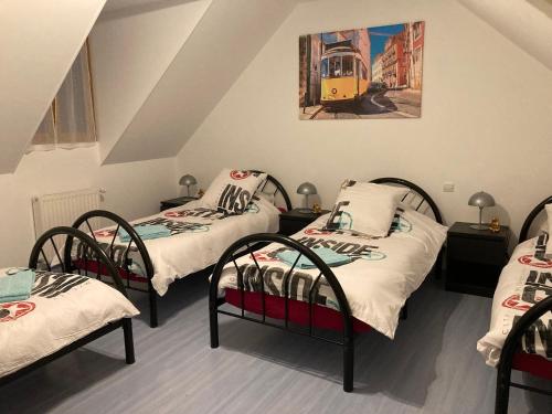 Posteľ alebo postele v izbe v ubytovaní Gîte 3 étoiles près du Mans avec bain nordique, 12 pers, 5 chambres, proche circuit 24H et nature - FR-1-410-381