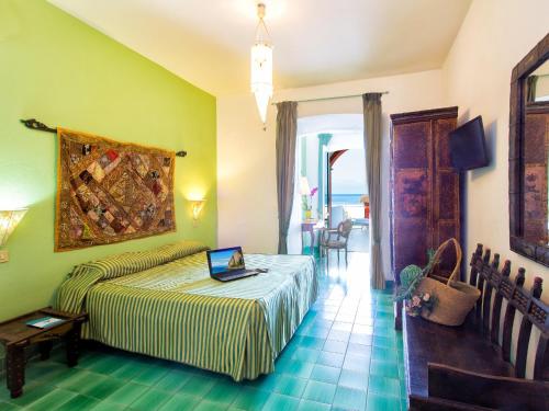 Postel nebo postele na pokoji v ubytování Hotel La Scogliera
