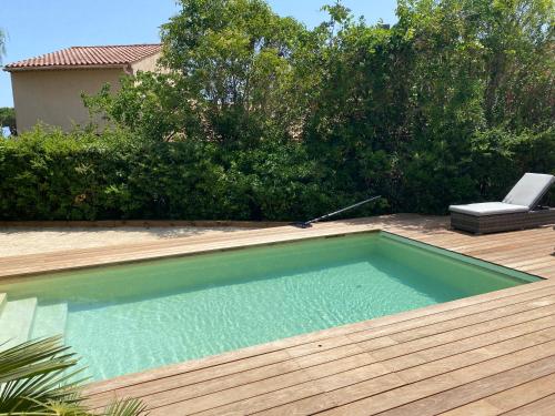 - une piscine au-dessus d'une terrasse en bois dans l'établissement Maison sous les Pins, à Cavalaire-sur-Mer