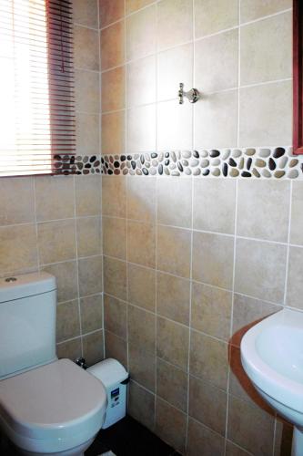 Ένα μπάνιο στο Accommodation at Potch Guesthouse