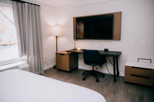 a hotel room with a desk and a television at Fairfield Inn & Suites by Marriott Lexington Georgetown/College Inn in Georgetown