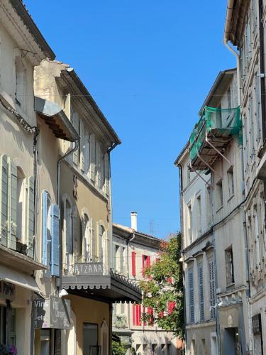 Une ruelle dans une vieille ville avec des bâtiments dans l'établissement à St Rémy Petite maison au coeur du village, à Saint-Rémy-de-Provence