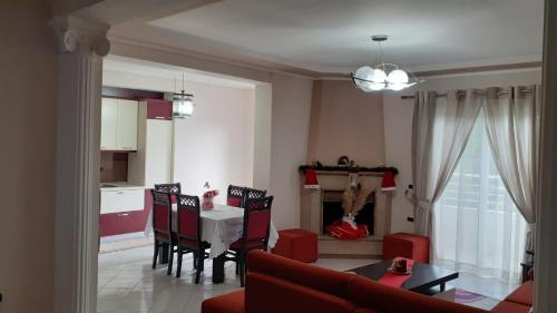 Il comprend un salon avec un canapé et une table. dans l'établissement SALO Guesthouse, à Gjirokastër