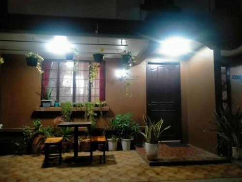 um quarto com uma mesa e um monte de plantas em Miestee's Sweet Home em Lapu Lapu City