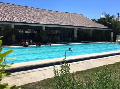 een persoon zwemmen in een groot zwembad bij Miestee's Sweet Home in Lapu Lapu City