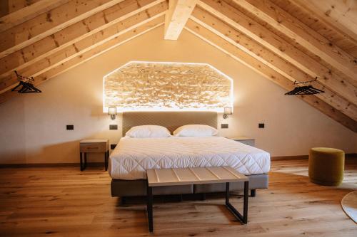 1 dormitorio con 1 cama en el ático en Ca'Lisel, en Valdobbiadene