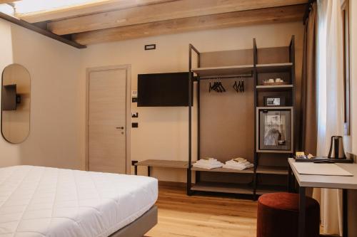 a bedroom with a bed and a desk in a room at Ca'Lisel in Valdobbiadene