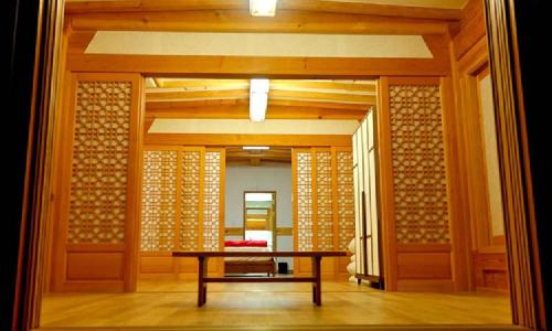 a room with a table in the middle of a room at Hwangnamguan Hanok Village in Gyeongju