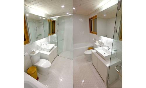 La salle de bains est pourvue de 2 lavabos, de toilettes et d'une douche. dans l'établissement Hwangnamguan Hanok Village, à Gyeongju