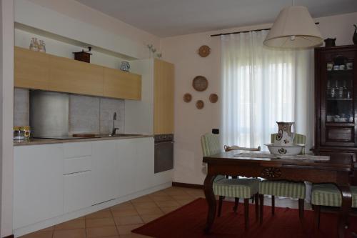 a kitchen with a table with chairs and a kitchen counter at Casa Palmira in Pescocostanzo