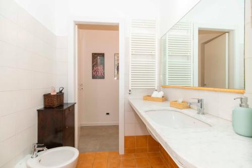 ein Badezimmer mit einer Badewanne, einem Waschbecken und einem WC in der Unterkunft Porta Nuova Comfy Studio in Turin