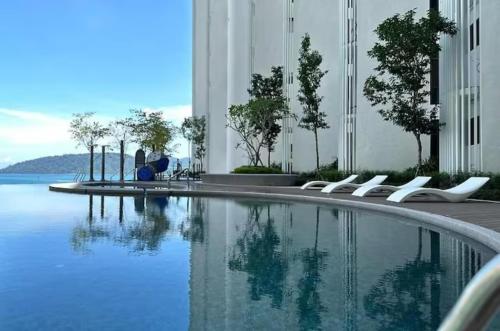 Πισίνα στο ή κοντά στο Maxhome at The Shore Kota Kinabalu