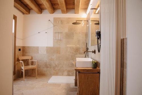 y baño con ducha, lavabo y aseo. en Ca'Lisel, en Valdobbiadene