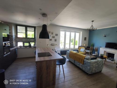 une cuisine et un salon avec un canapé et une table dans l'établissement Appartement chaleureux, à Sisteron