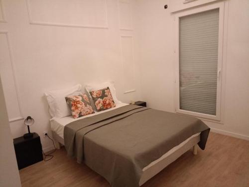 - une chambre avec un lit et 2 oreillers dans l'établissement Bel appartement 6 pers proche de Paris, à Vitry-sur-Seine
