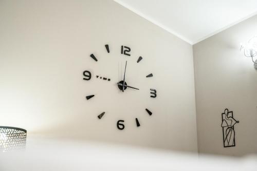 a clock on a wall in a room at T12- Bilocale Free WiFi vicino a Bologna Fiera, Ravenna, Lugo Hospital Villa Maria in SantʼAgata sul Santerno