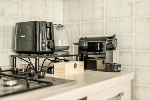 a microwave sitting on top of a stove in a kitchen at T12- Bilocale Free WiFi vicino a Bologna Fiera, Ravenna, Lugo Hospital Villa Maria in SantʼAgata sul Santerno