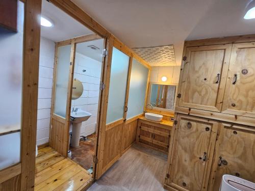 La salle de bains est pourvue de toilettes et d'un lavabo. dans l'établissement Today Jeju Yongdam, à Jeju