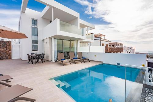 Villa con piscina en la azotea en VILLA MARACUYÁ en Tías