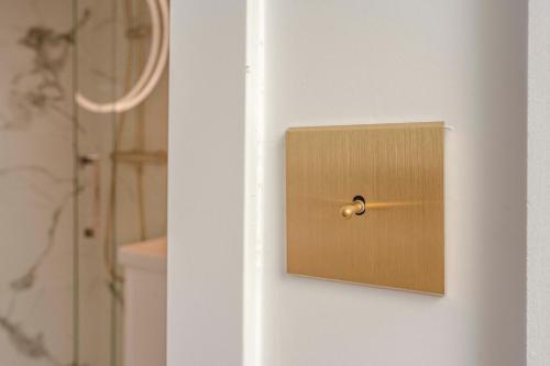 Un interruptor en la puerta de un baño con ducha. en Neptune, en Trouville-sur-Mer